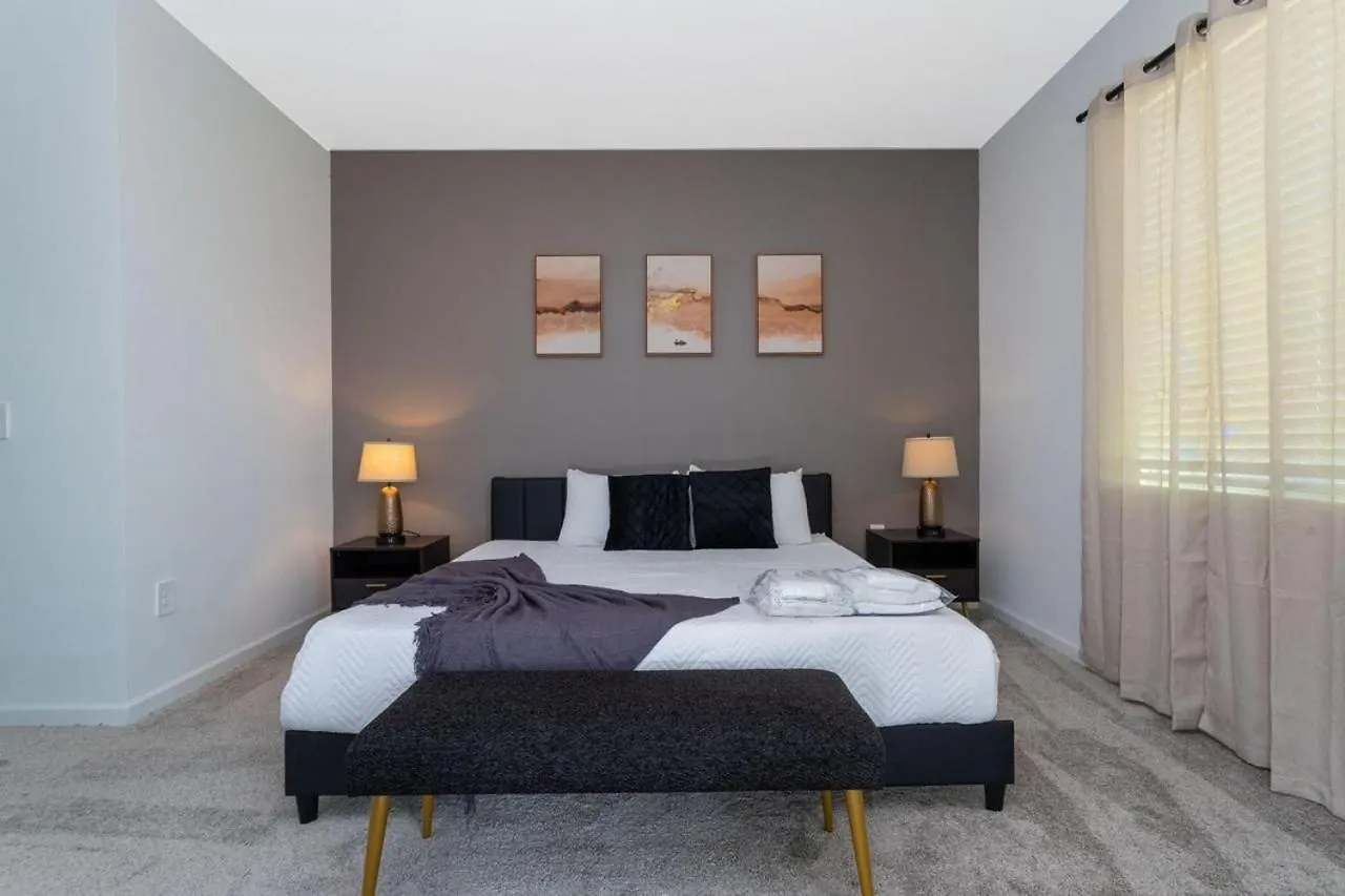 3 Bedroom 2.5 Ba Sleeps 10 Chg104 *