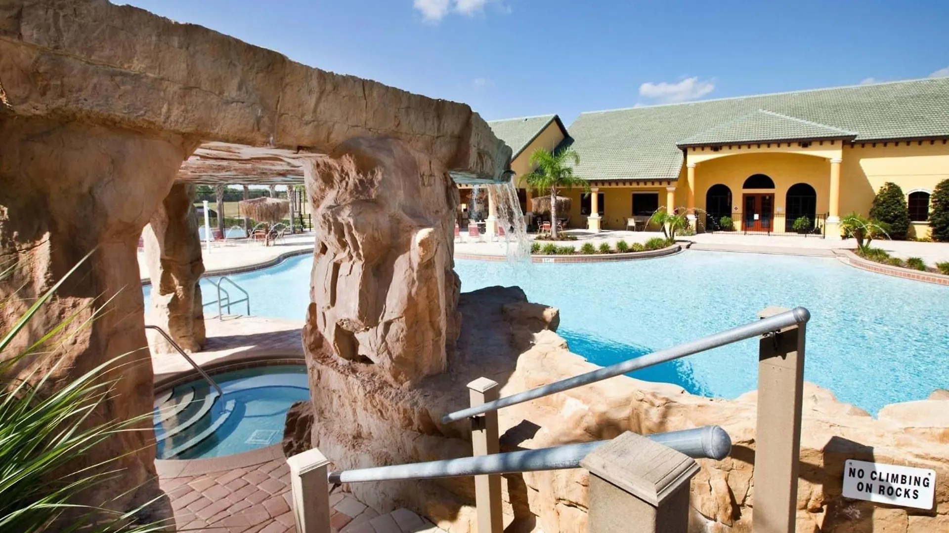Hogwarts Hall • 5 Miles • Pool • Wifi