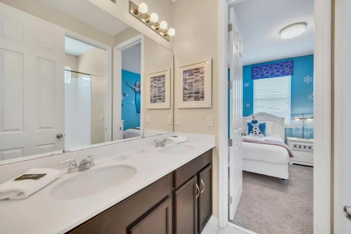 Avenger's, Frozen And Alice In Wonderland Themed Rooms! Private Pool And Modern Decor! *