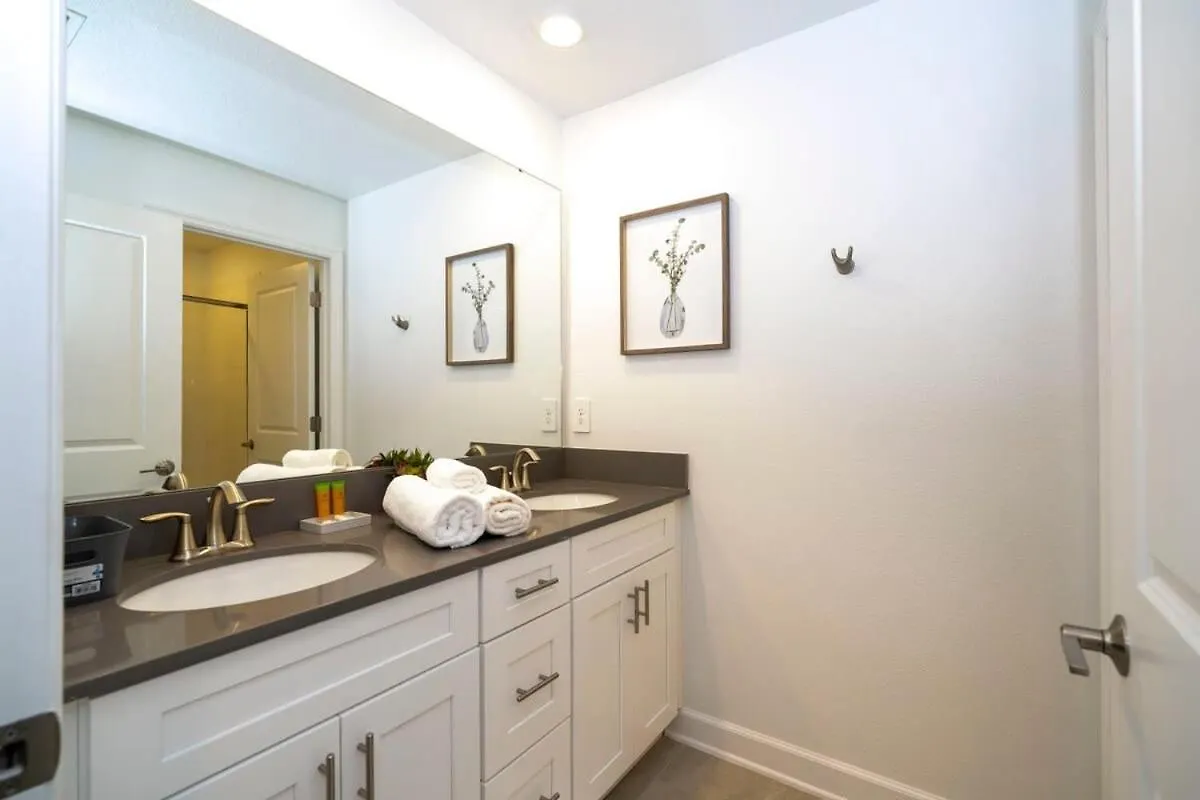 Marvelous 4bd W Pool Close To At Storey 2629 *