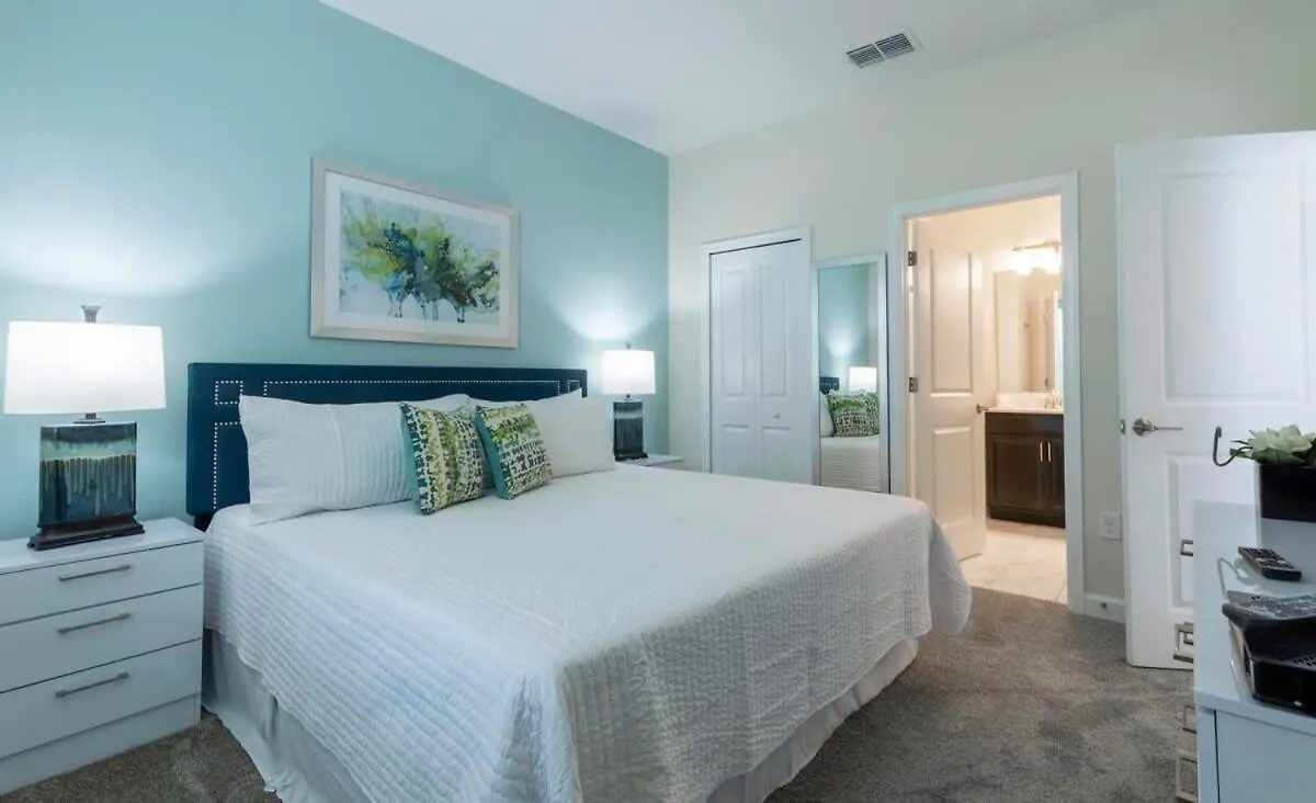 Getaway Delight-8 Bedrooms, Pool & Great Location *