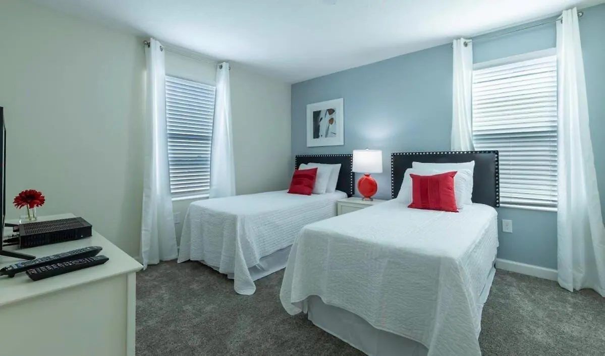 Getaway Delight-8 Bedrooms, Pool & Great Location *
