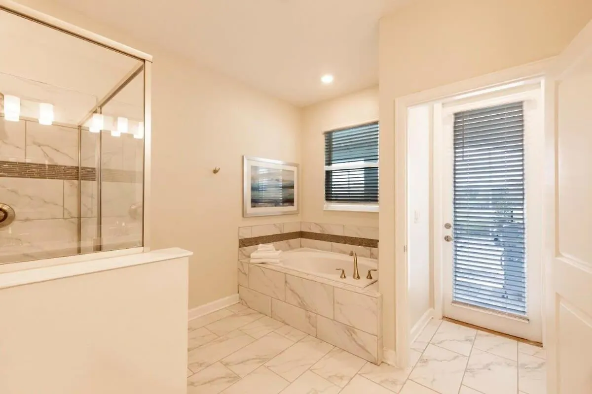 Getaway Delight-8 Bedrooms, Pool & Great Location *