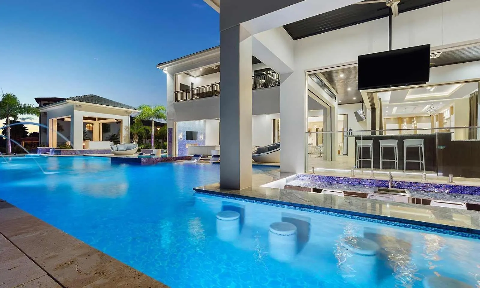 Casa de Férias Luxurious 9 Bdrm Estate With Golf Simulator And Entertainment Loft At Reunion Kissimmee