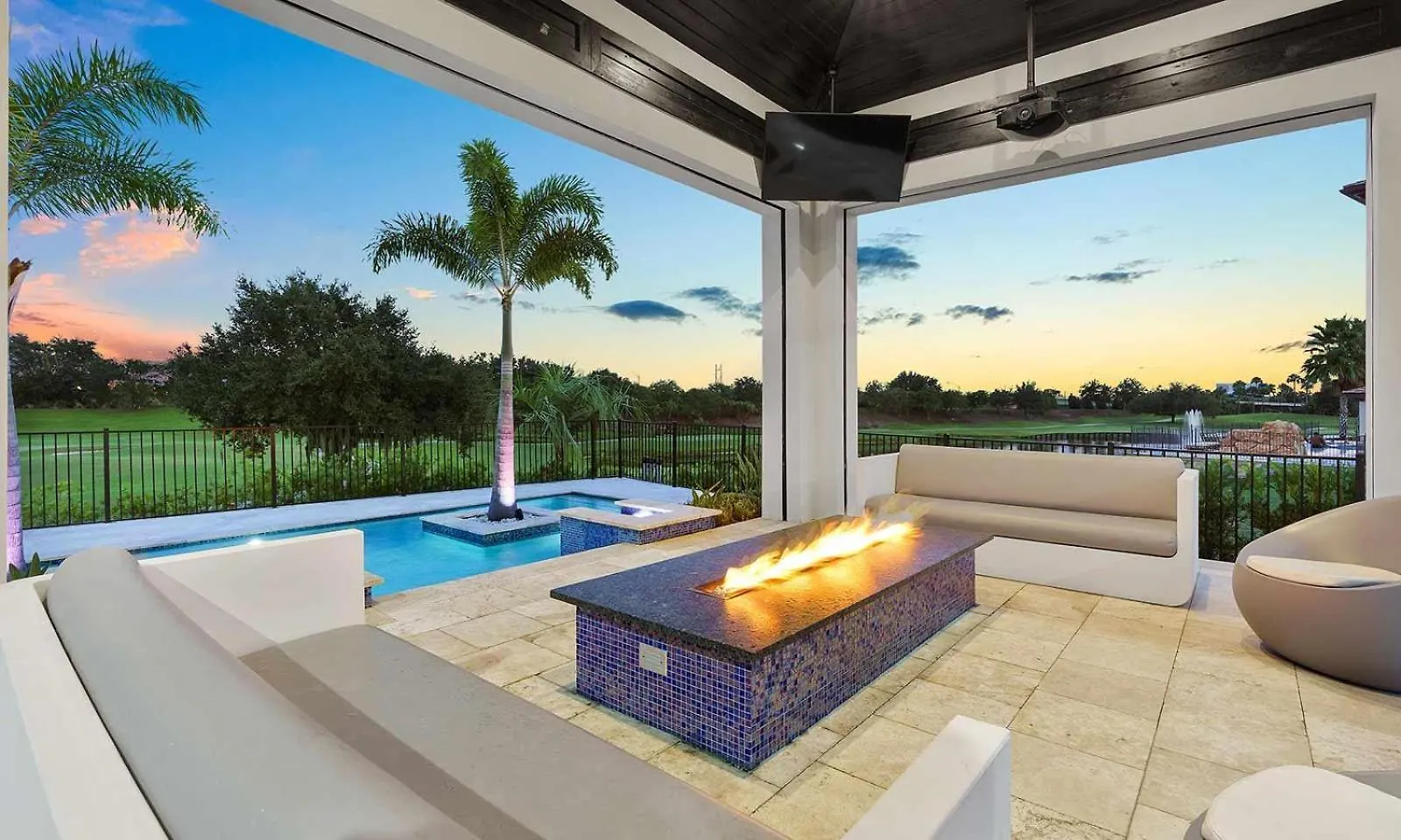 Casa de Férias Luxurious 9 Bdrm Estate With Golf Simulator And Entertainment Loft At Reunion