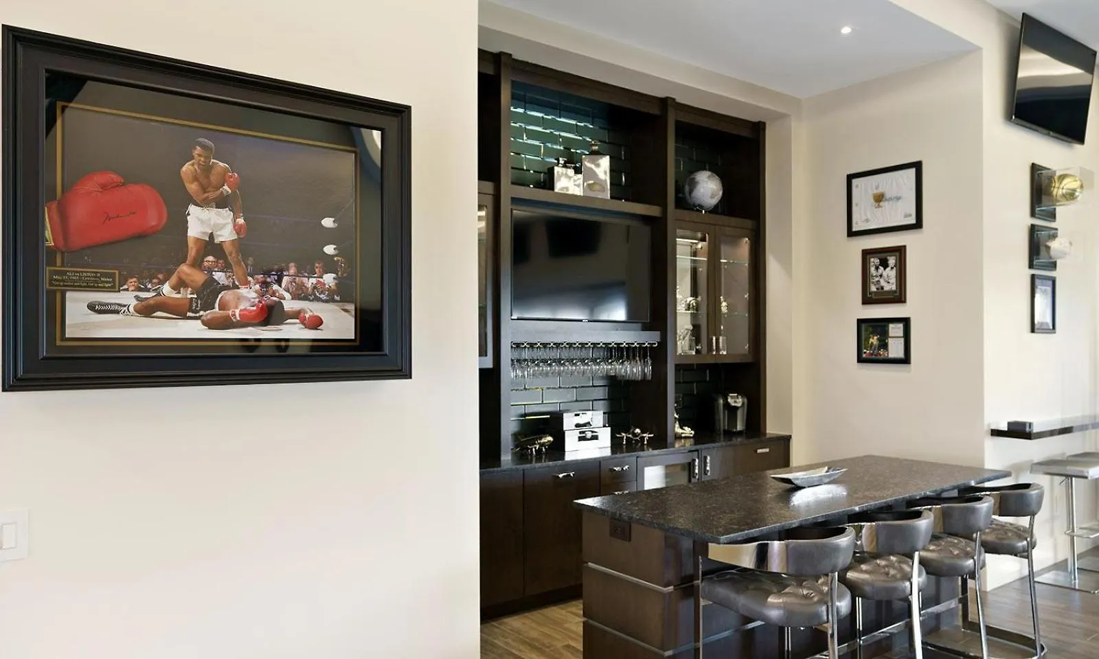 Casa de Férias Luxurious 9 Bdrm Estate With Golf Simulator And Entertainment Loft At Reunion