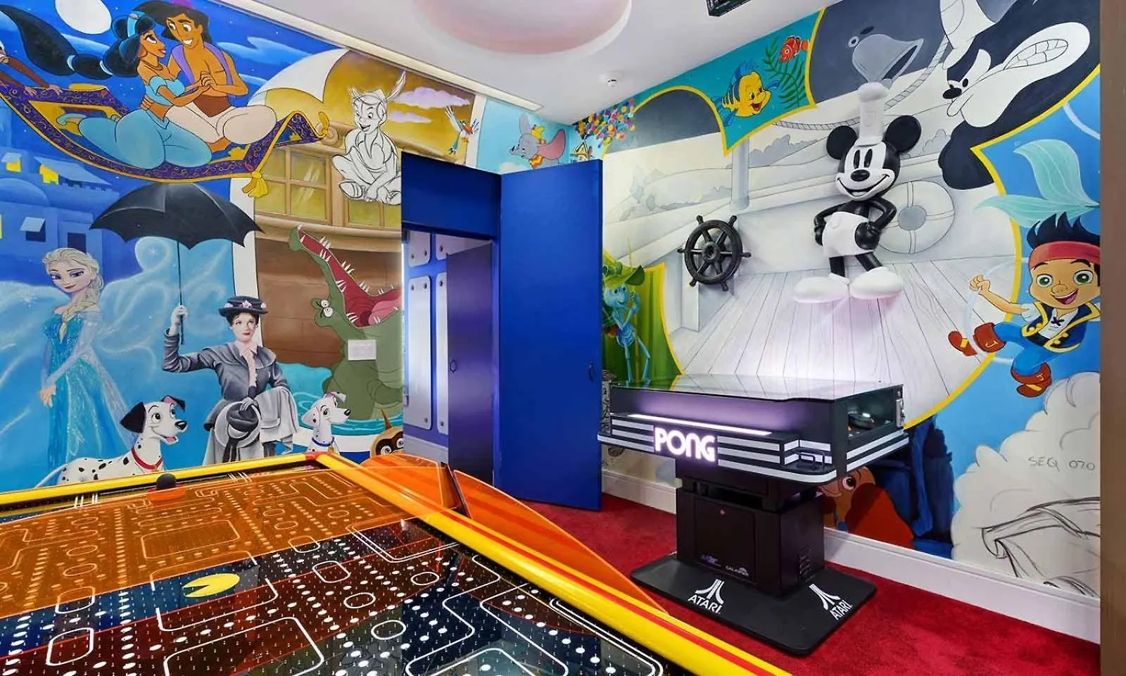 Casa de Férias Luxurious 9 Bdrm Estate With Golf Simulator And Entertainment Loft At Reunion