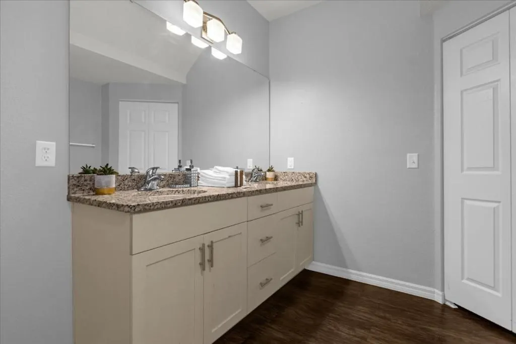 3 Bedroom- 2 Bathroom- Lucaya Village 13-107lv