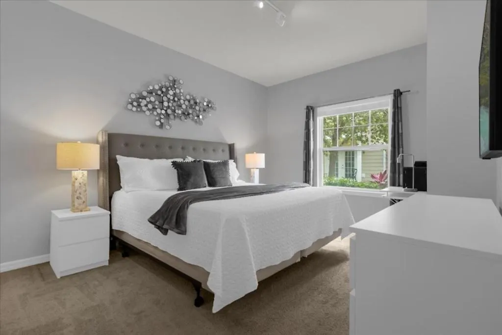 3 Bedroom- 2 Bathroom- Lucaya Village 13-107lv