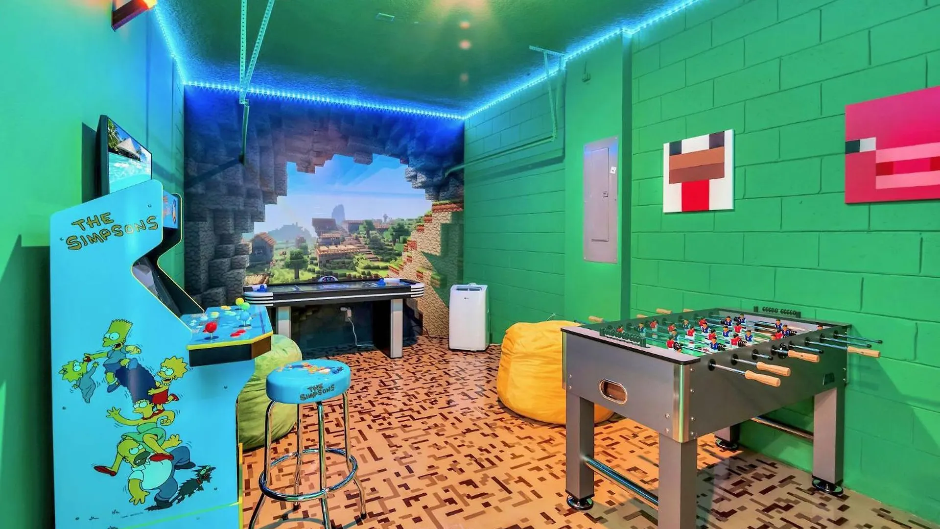 20-guest W Hottub-pool-bbq-arcade *