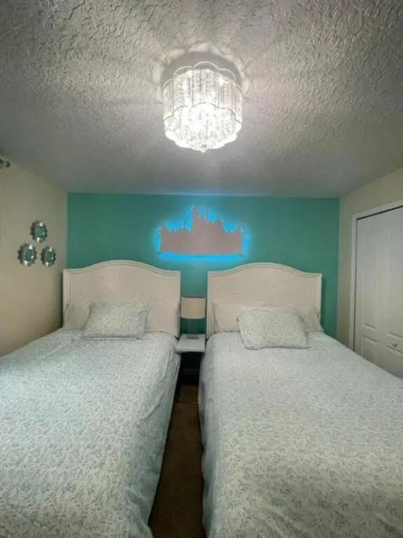 Amazing 4 Bedroom 3 Bath At Paradise Palm
