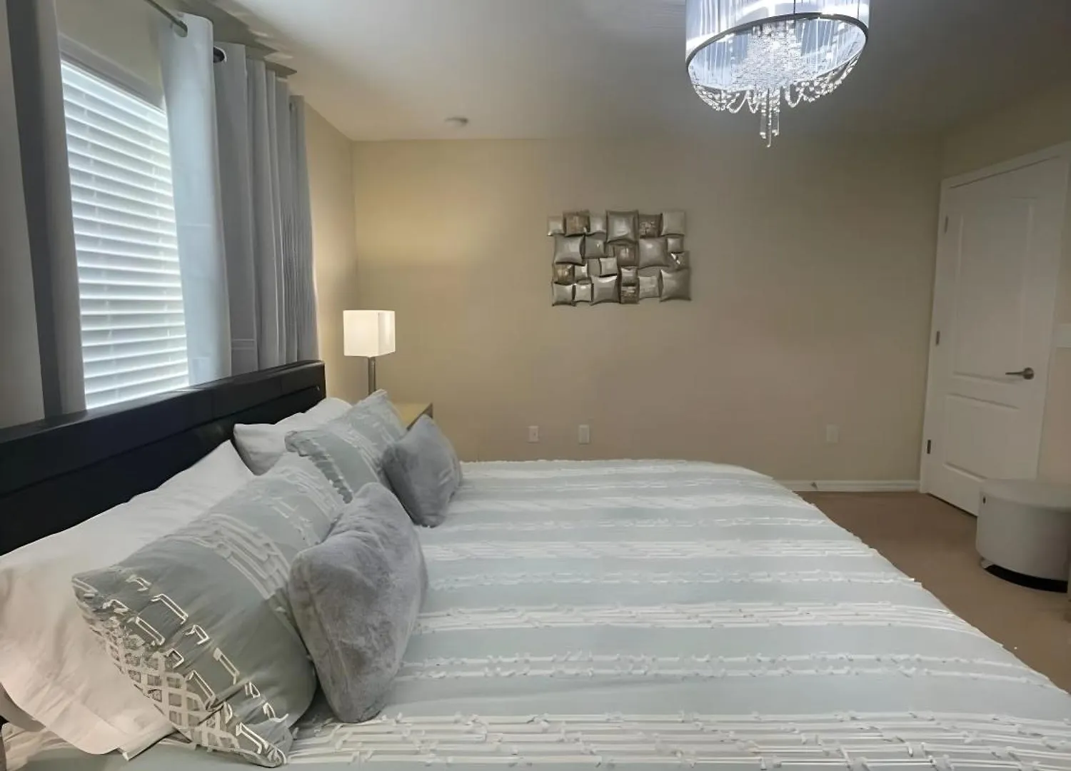 Amazing 4 Bedroom 3 Bath At Paradise Palm