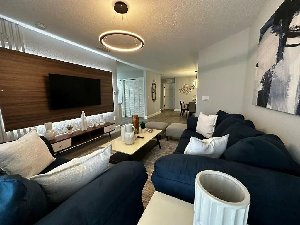 Cozy Near With 3 Bedrooms キシミー