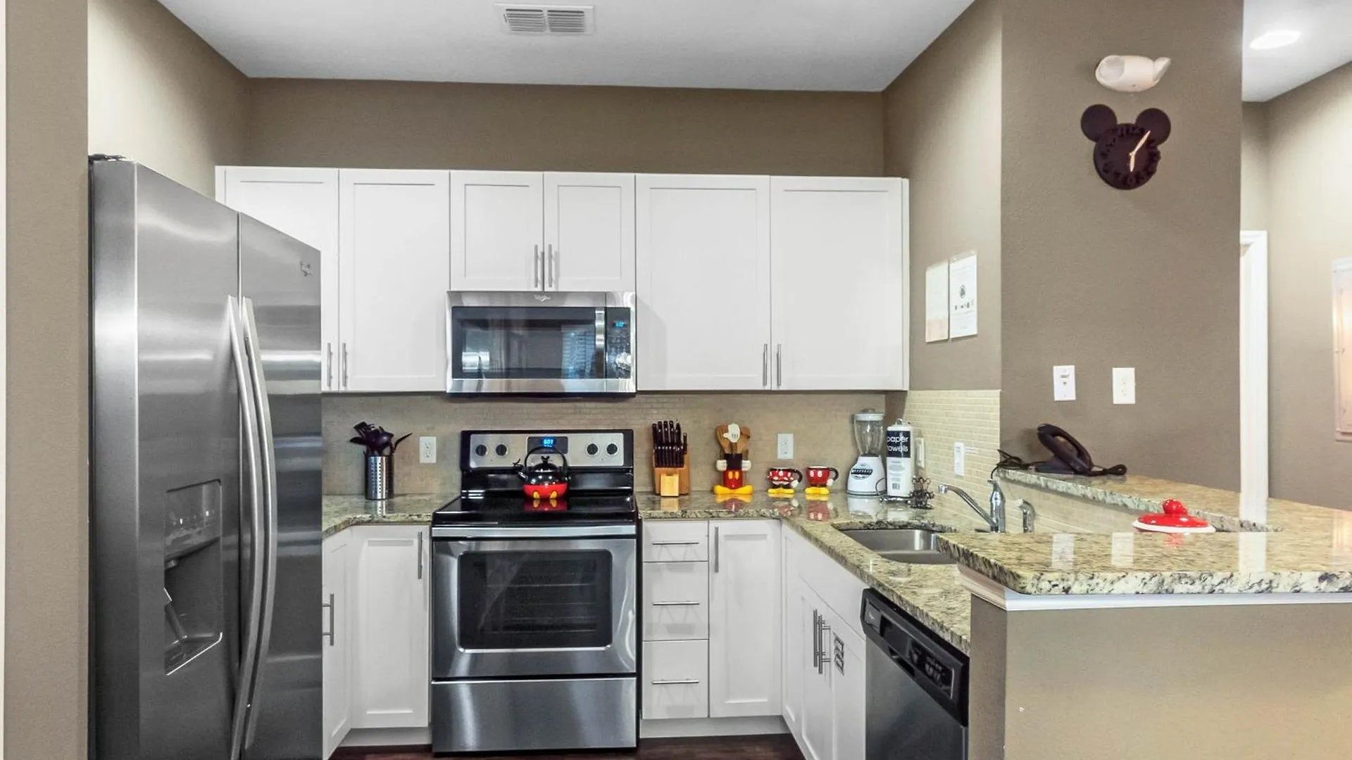 Dom wakacyjny 4 Bedrooms - 3 Bathrooms - West Lucaya 3214 Gl