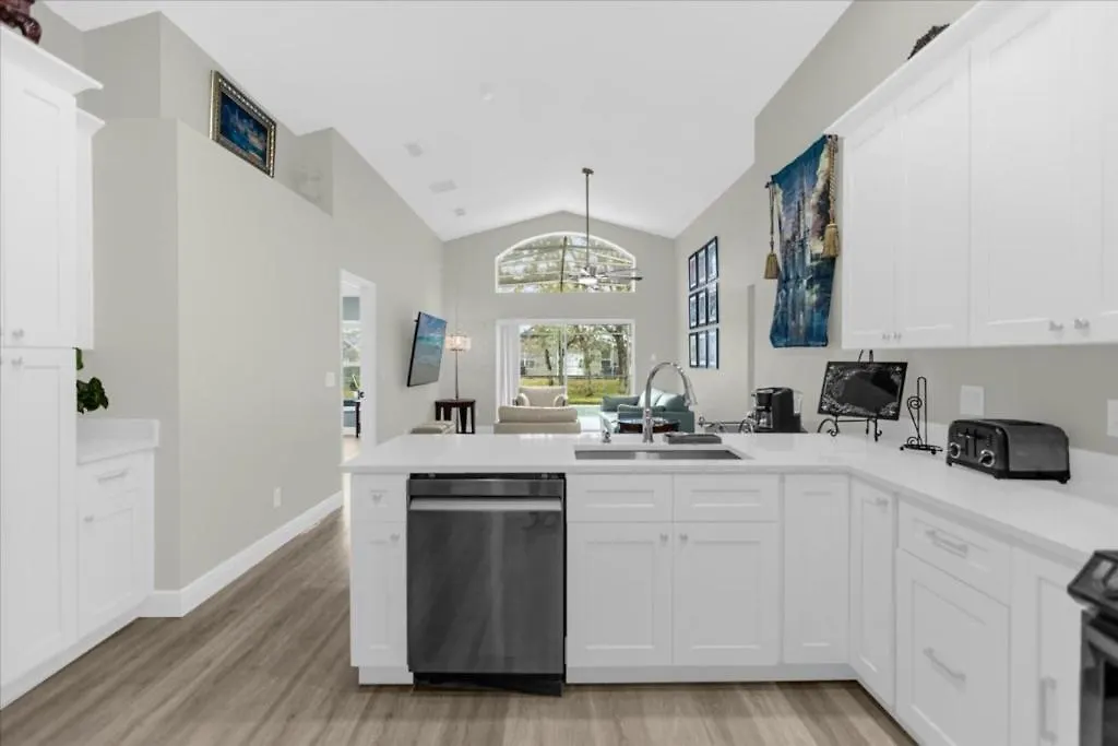 4 Bedrooms- 3 Bathrooms- Emerald Island 2735 Lk Holiday home *