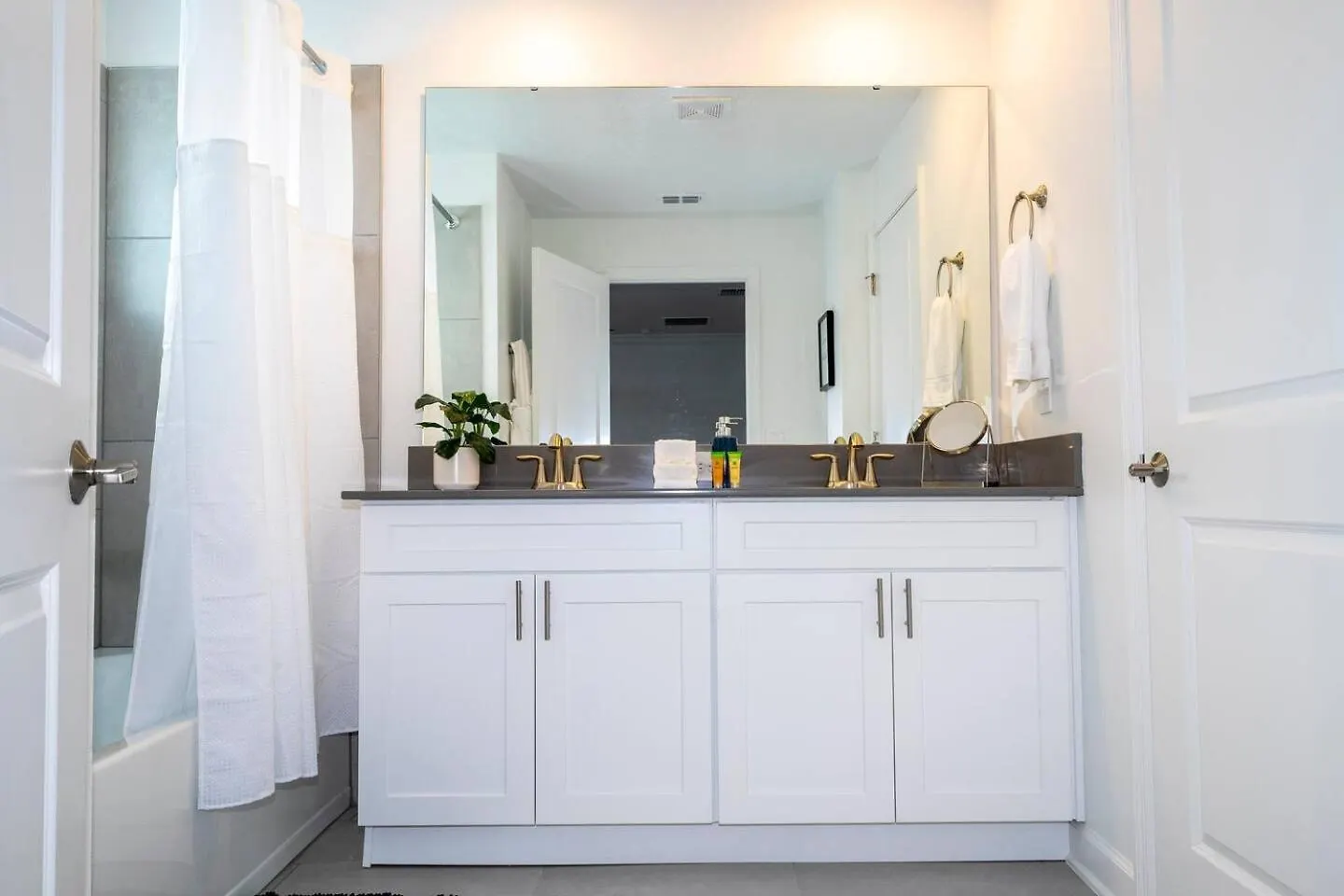 Luxury Near Storey 2568
