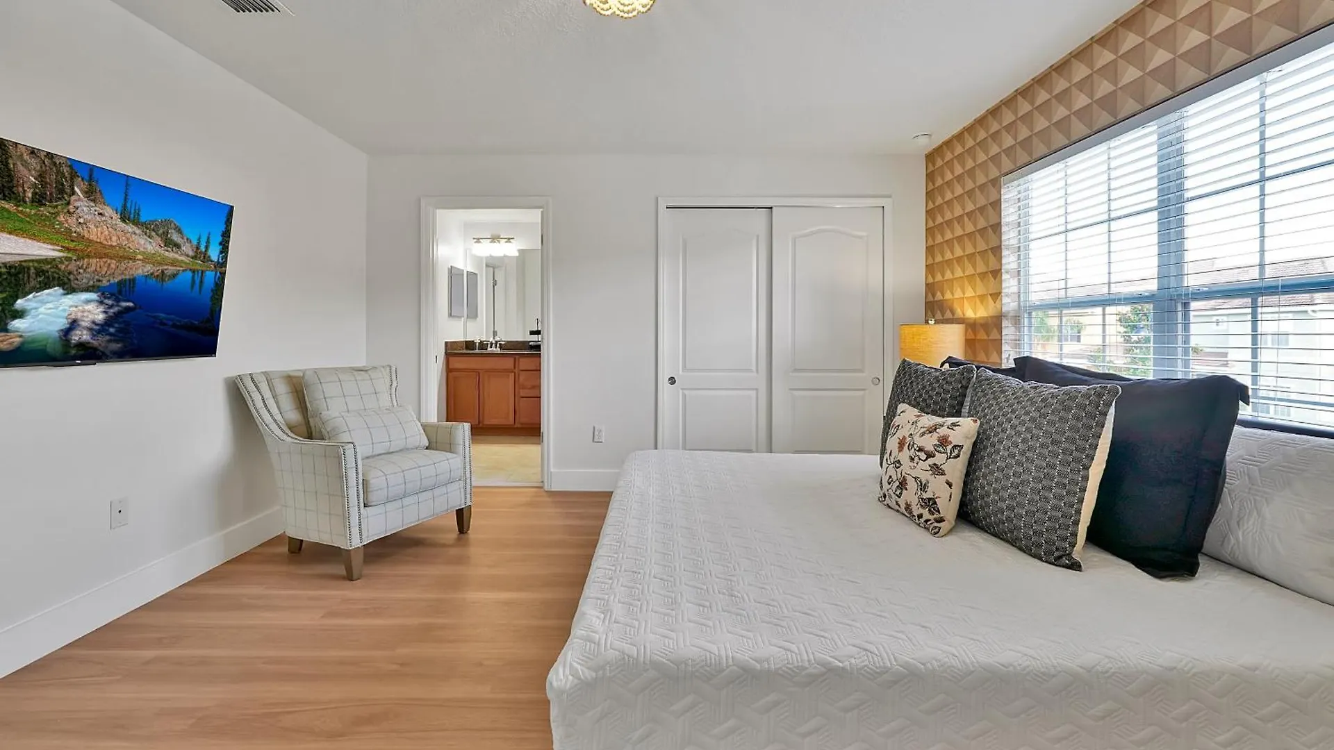 Stylish & Cozy Retreat Prime Location Fully Equipped *