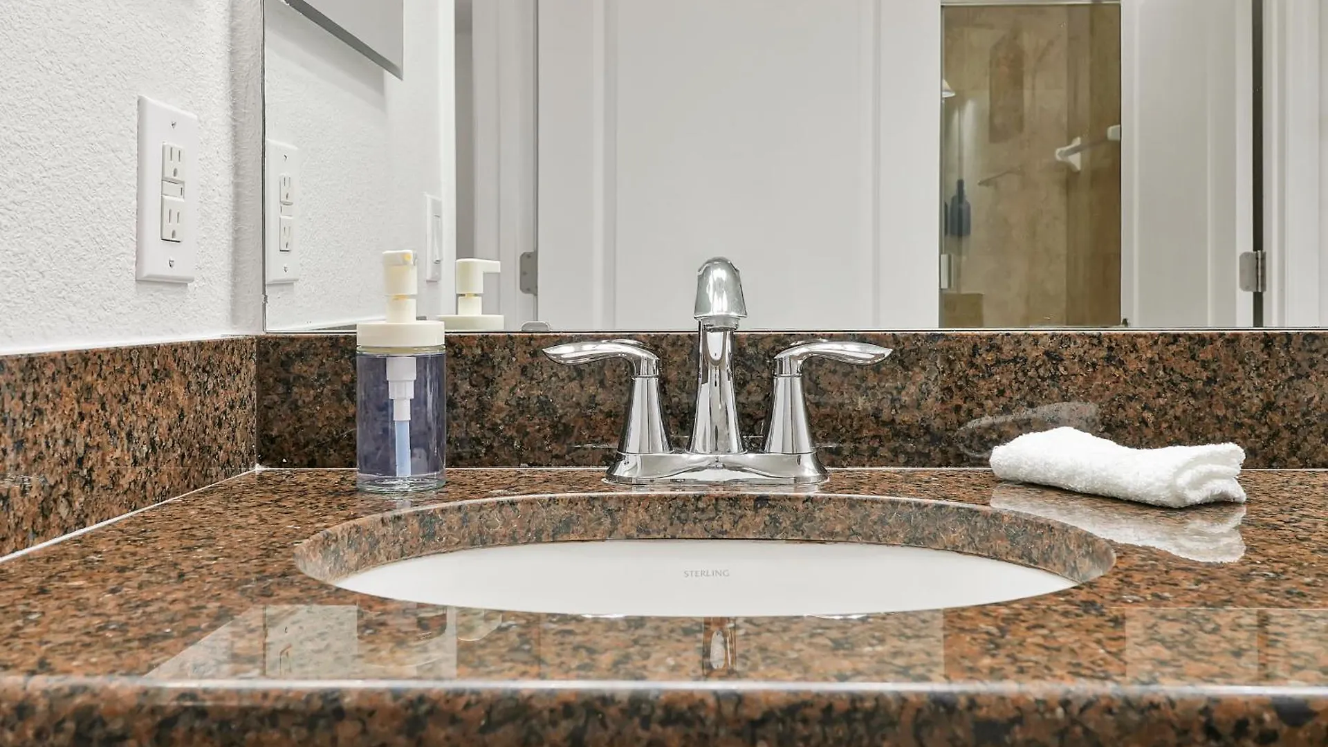Stylish & Cozy Retreat Prime Location Fully Equipped
