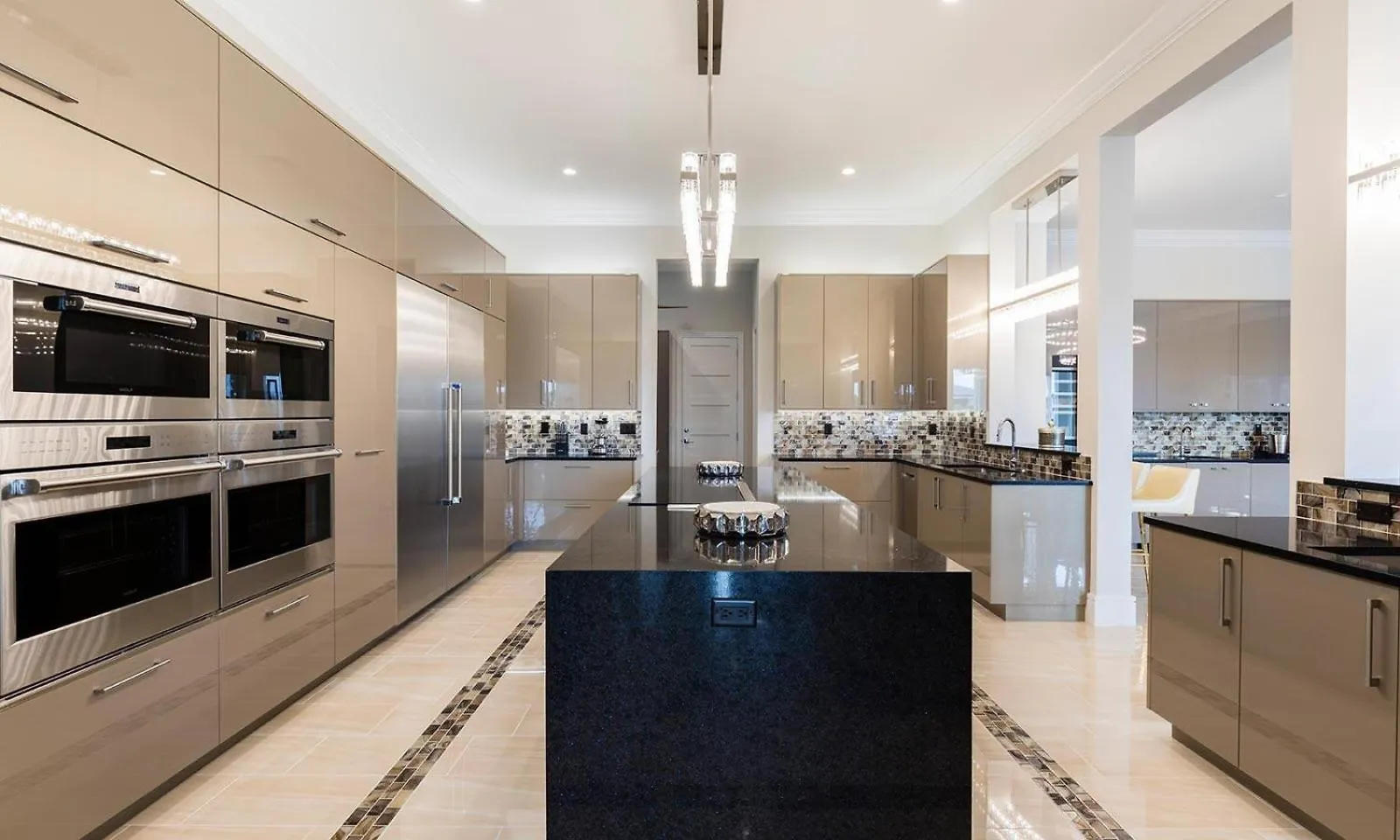 Luxurious 9 Bedroom Oasis At Reunion