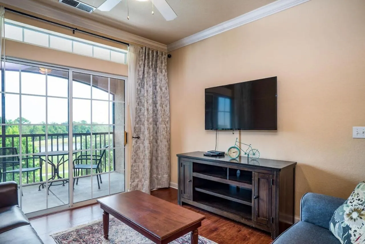 Golf Course View, Floor Tuscana 아파트