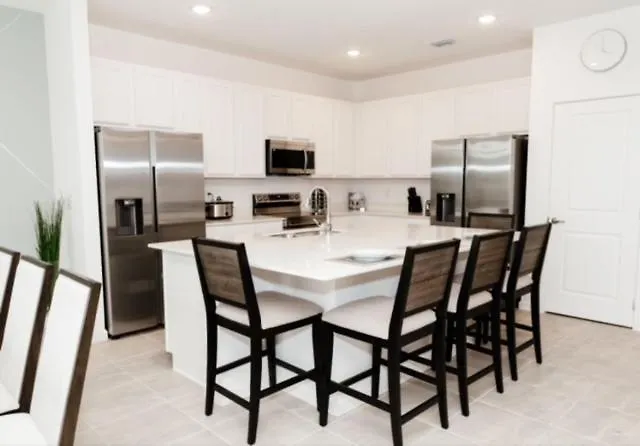 8-room 6 Bath Family House With Pool - Next To World & Universal Semesterbostad *