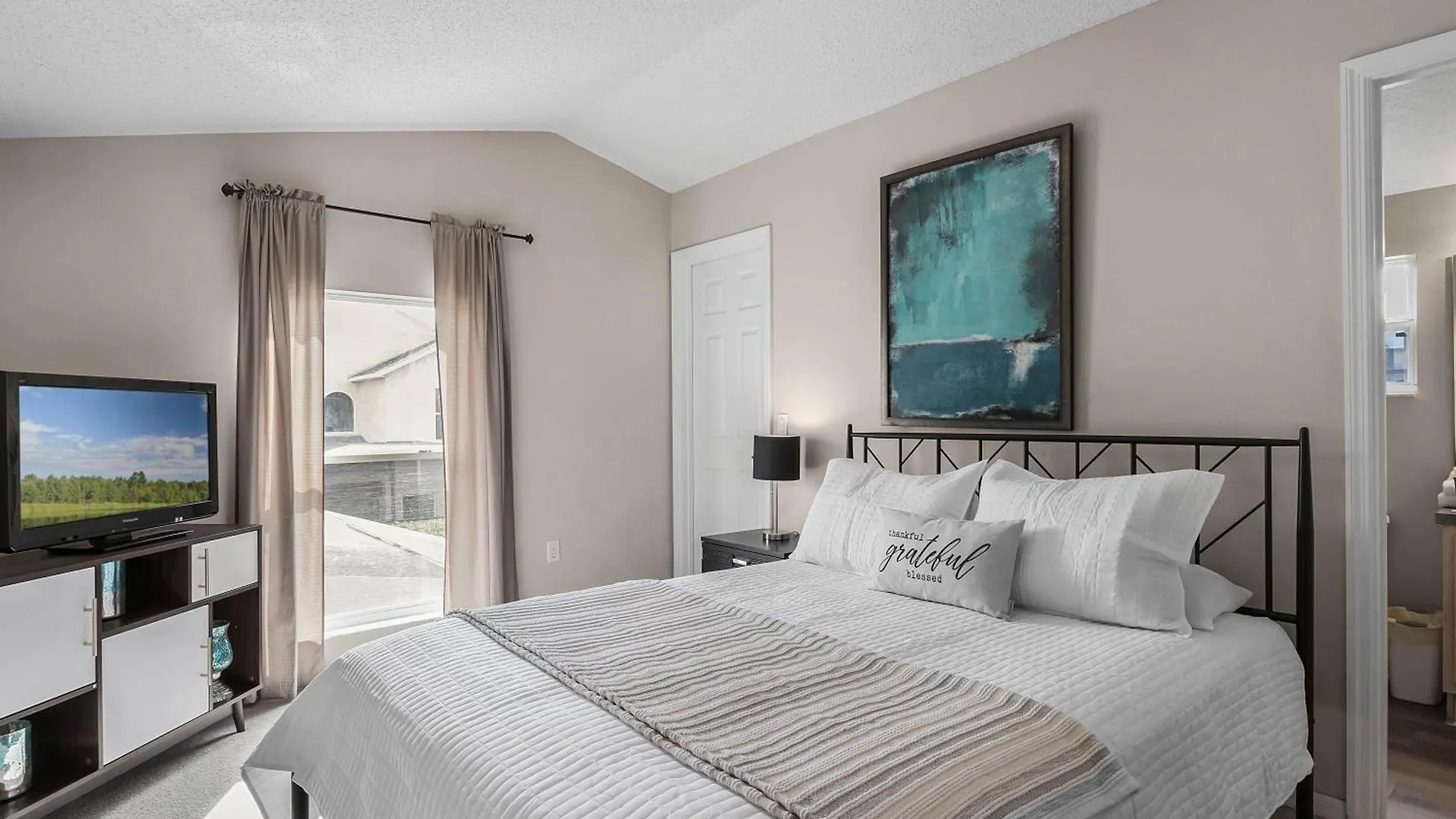 6 Bedrooms- 3,5 Bathrooms- Berkley 4700 Pl