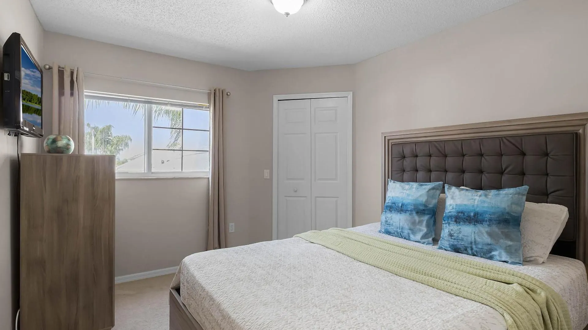 6 Bedrooms- 3,5 Bathrooms- Berkley 4700 Pl *