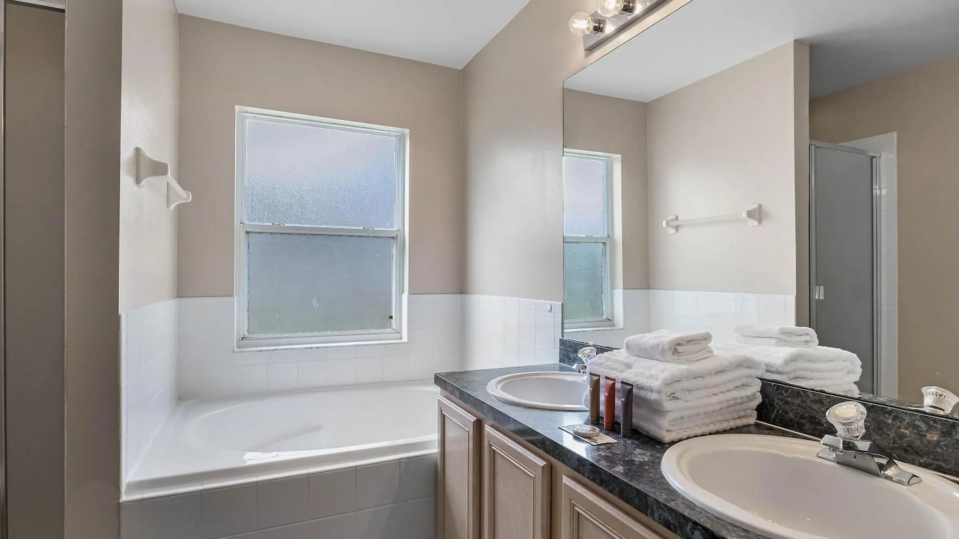 6 Bedrooms- 3,5 Bathrooms- Berkley 4700 Pl *
