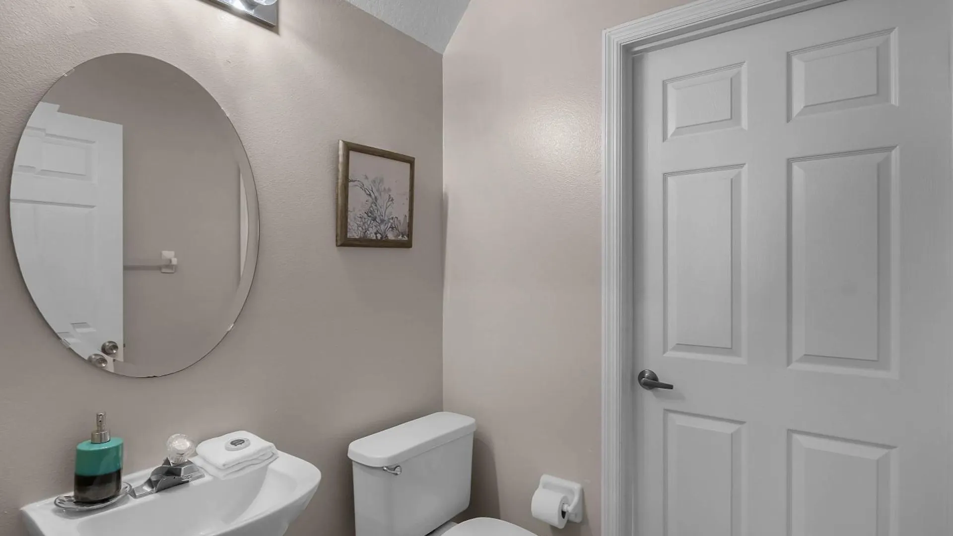 6 Bedrooms- 3,5 Bathrooms- Berkley 4700 Pl