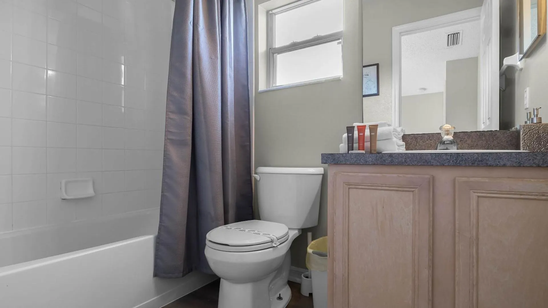 6 Bedrooms- 3,5 Bathrooms- Berkley 4700 Pl 別荘