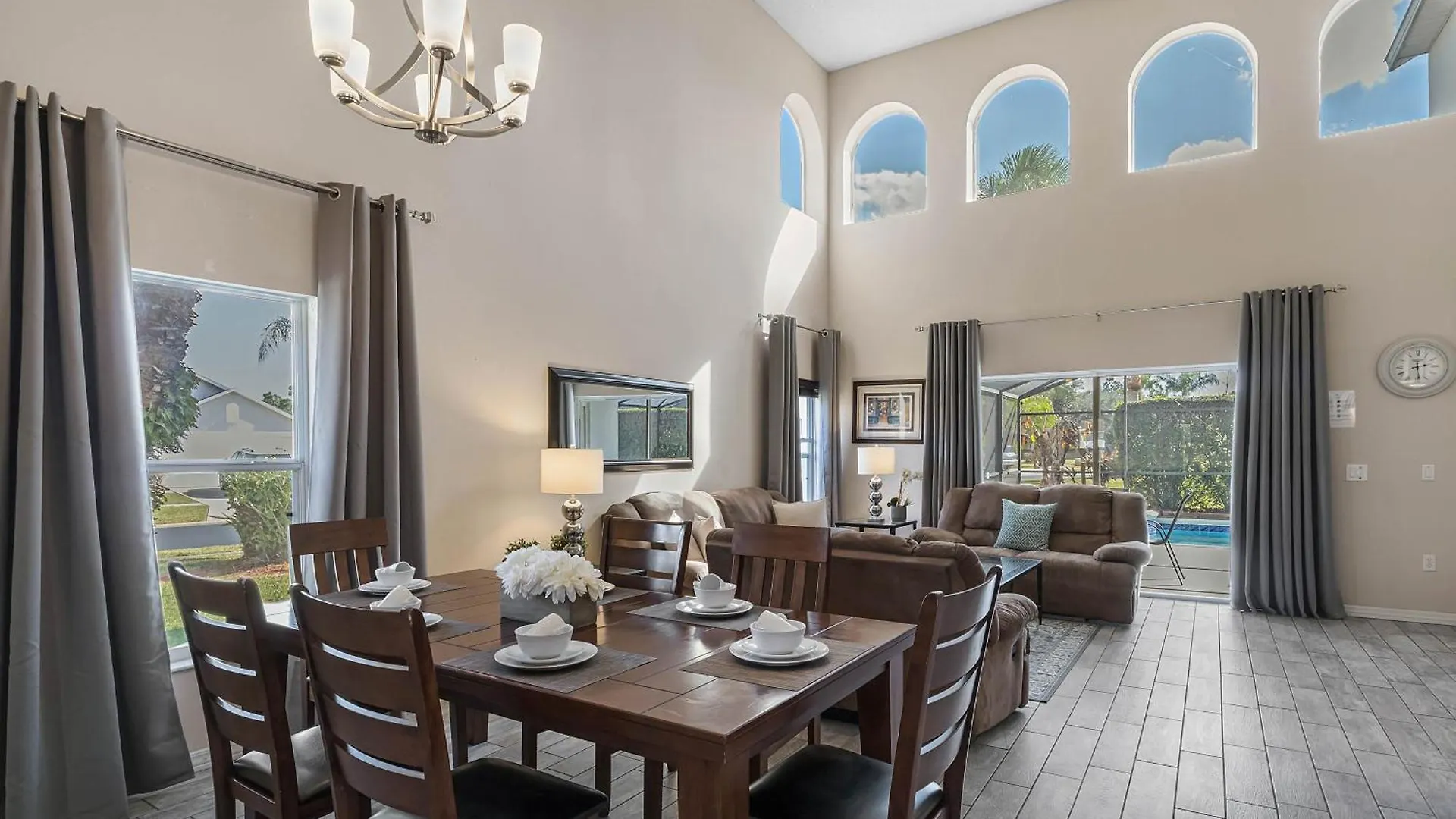 別荘 6 Bedrooms- 3,5 Bathrooms- Berkley 4700 Pl