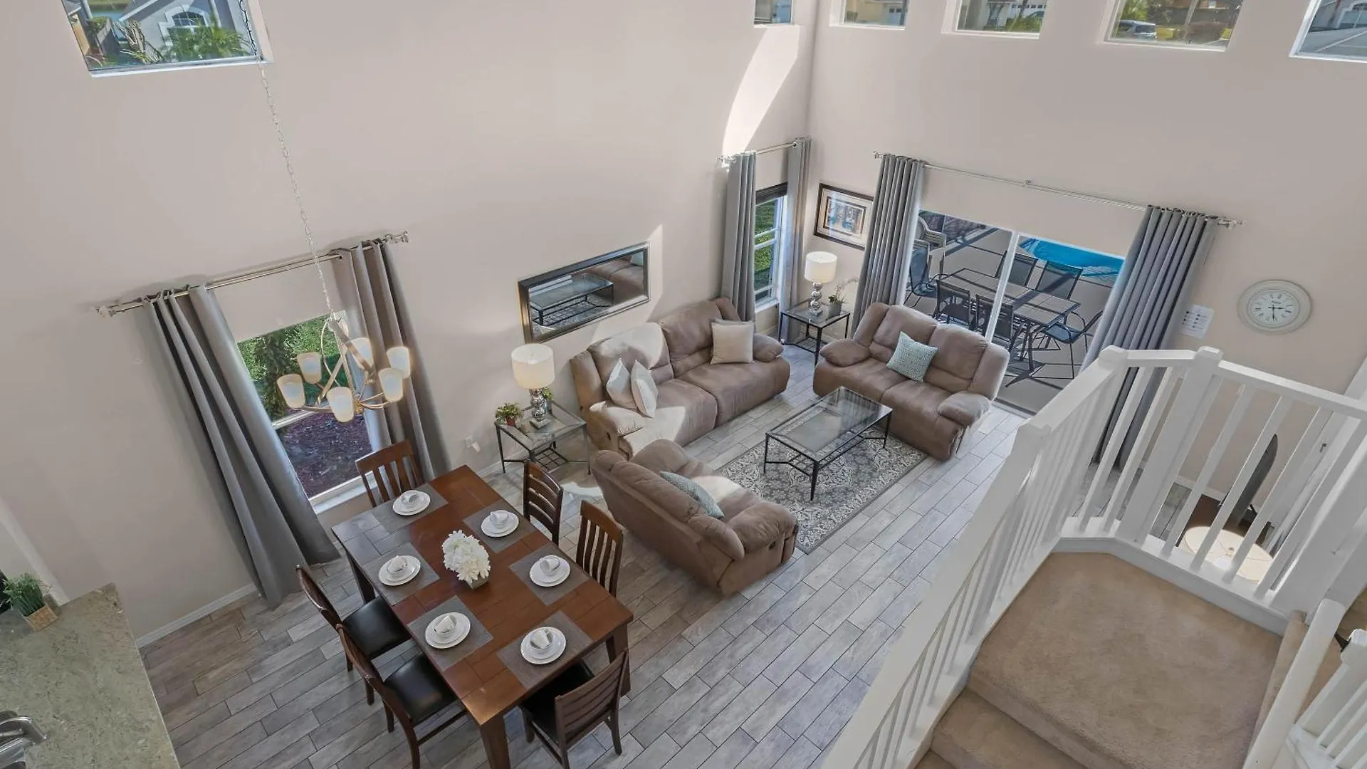 6 Bedrooms- 3,5 Bathrooms- Berkley 4700 Pl