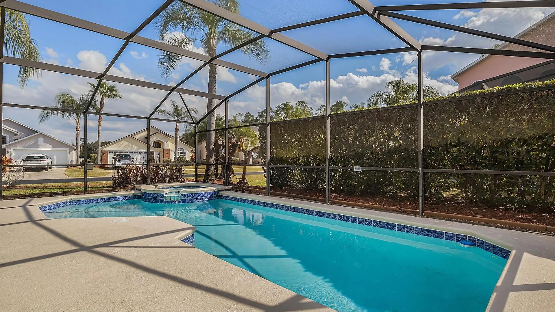 6 Bedrooms- 3,5 Bathrooms- Berkley 4700 Pl *
