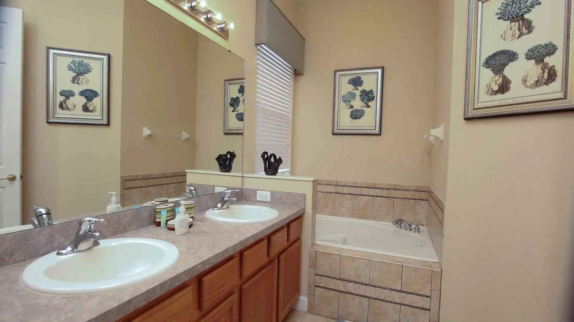 Luxury 5 Bedrooms Minutes From In The Reunion *