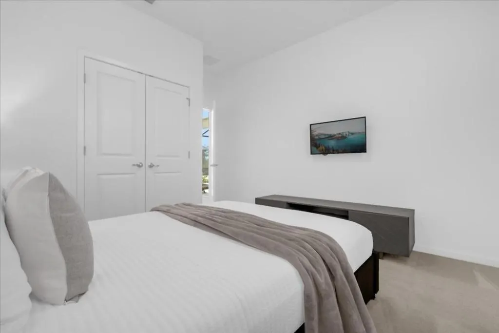 9 Bedrooms- 7 Bathrooms- Vernda Palms 2493 Sd