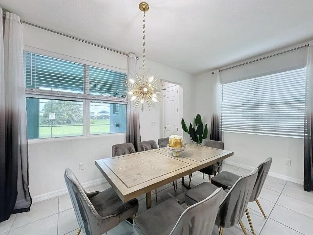 Luxury 6 Bed With Pool In Solara *