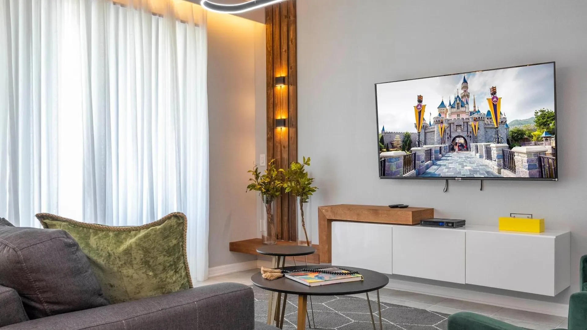 Stylish 2-br Sleeps 7 Near Magic Apartamento *