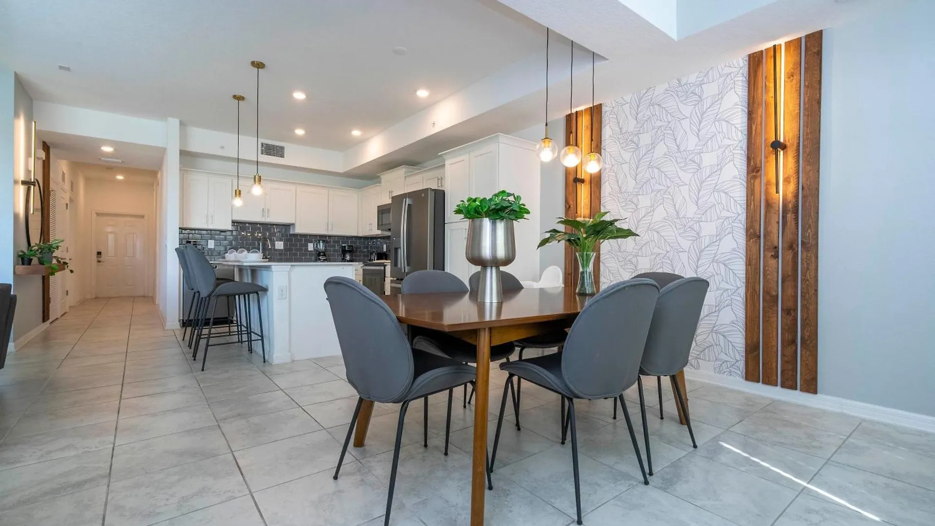Stylish 2-br Sleeps 7 Near Magic