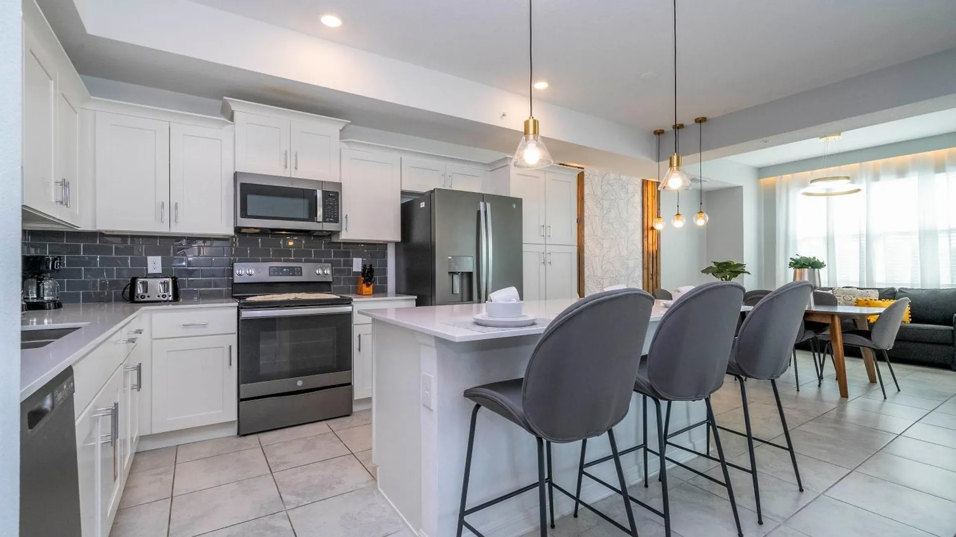 Stylish 2-br Sleeps 7 Near Magic