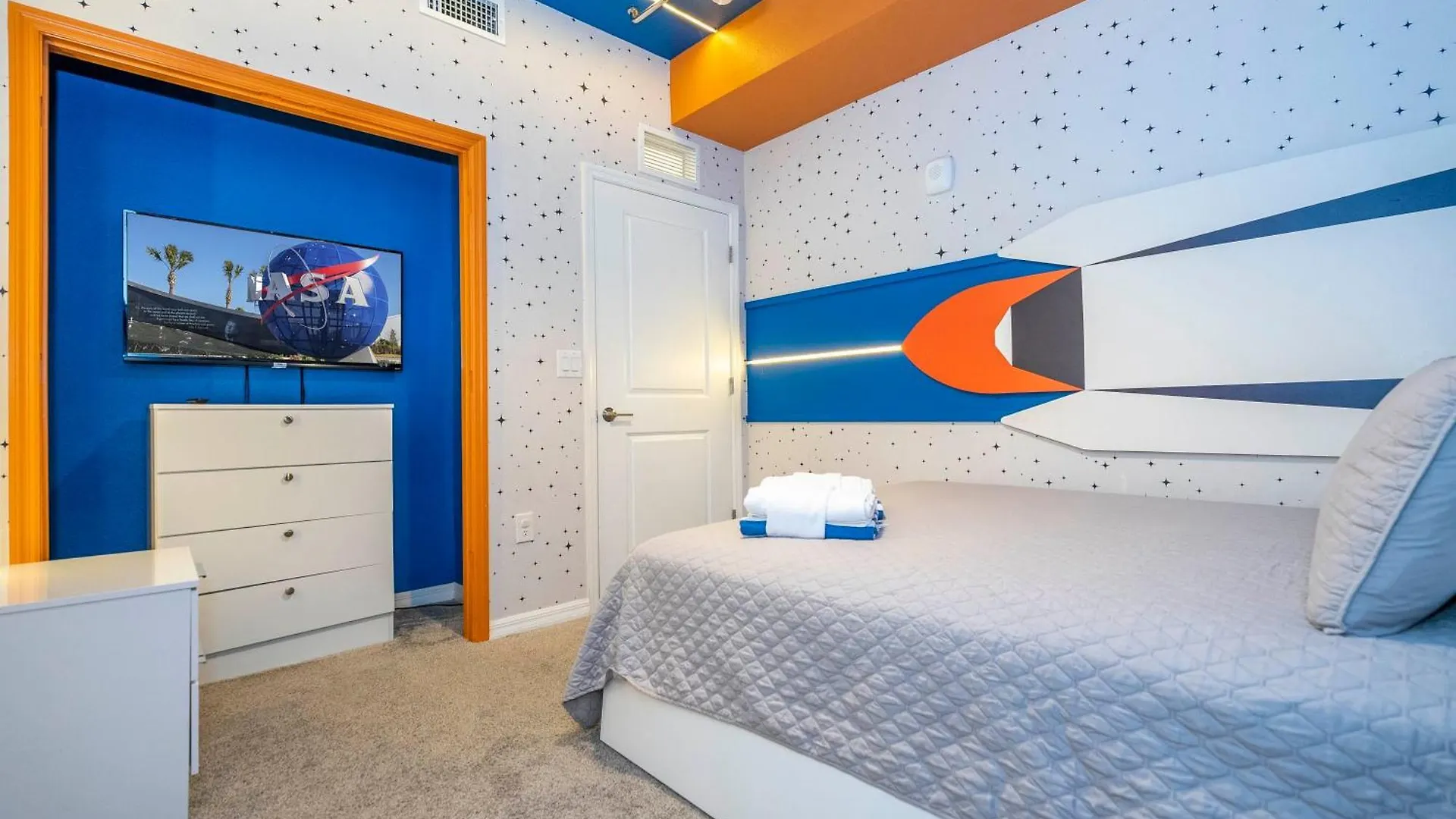 Stylish 2-br Sleeps 7 Near Magic