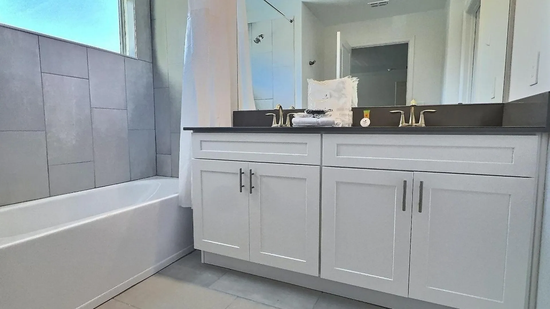 Storey 4bd/3ba Brandnew Luxury Pvt Pool Holiday home