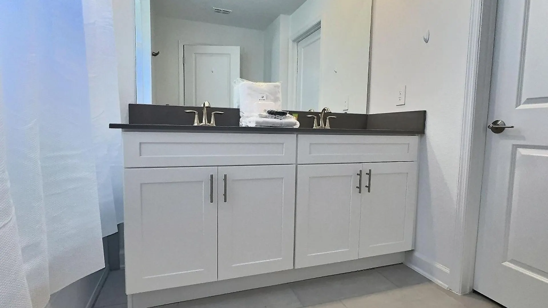 Storey 4bd/3ba Brandnew Luxury Pvt Pool Holiday home *