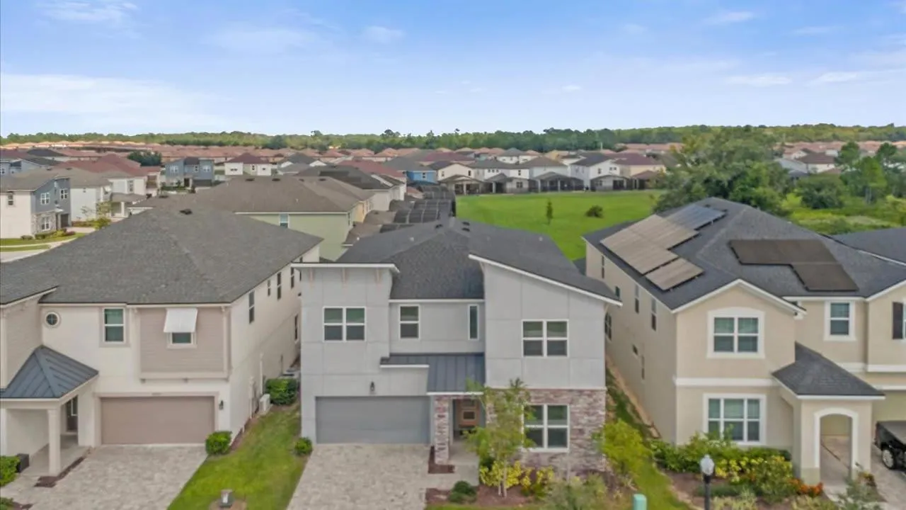 Majestic 9-bedroom Home: Luxury & Serenity Await Semesterbostad Kissimmee