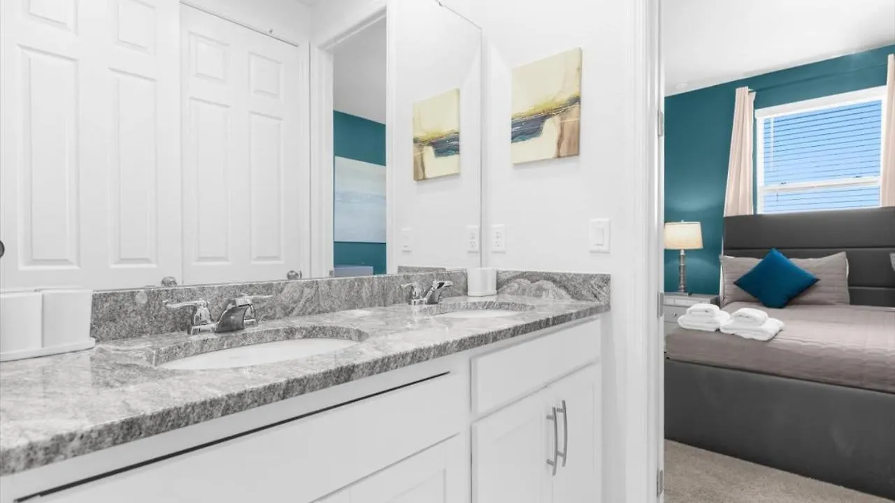 Majestic 9-bedroom Home: Luxury & Serenity Await Semesterbostad