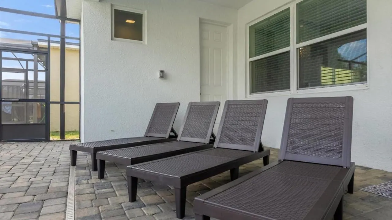 Semesterbostad Majestic 9-bedroom Home: Luxury & Serenity Await