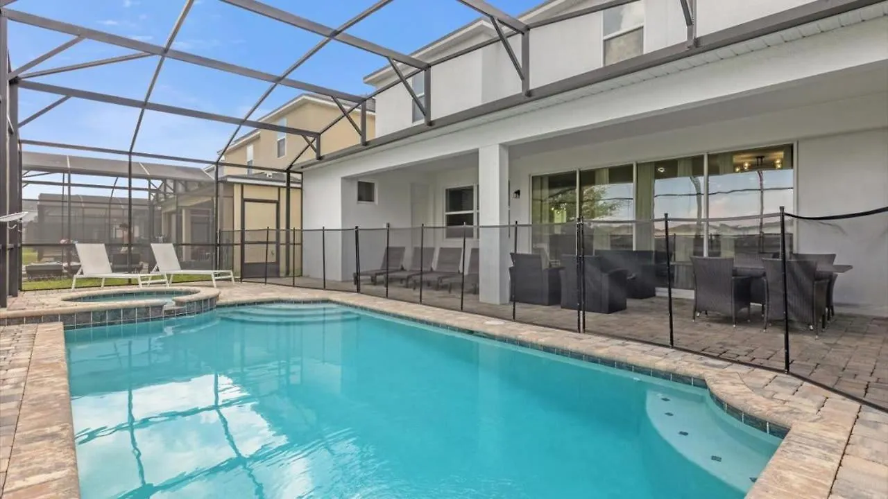 Majestic 9-bedroom Home: Luxury & Serenity Await Semesterbostad Kissimmee