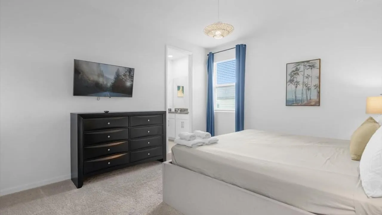 Majestic 9-bedroom Home: Luxury & Serenity Await Semesterbostad *