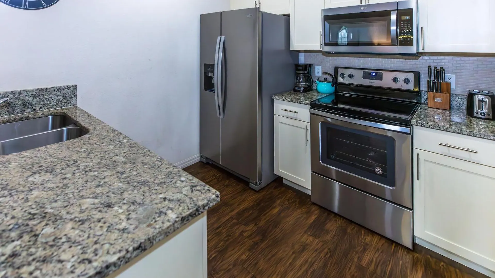 Elegant, Spacious 3bedroom Near Attractions Hot Tub Pool & Gym Nyaraló