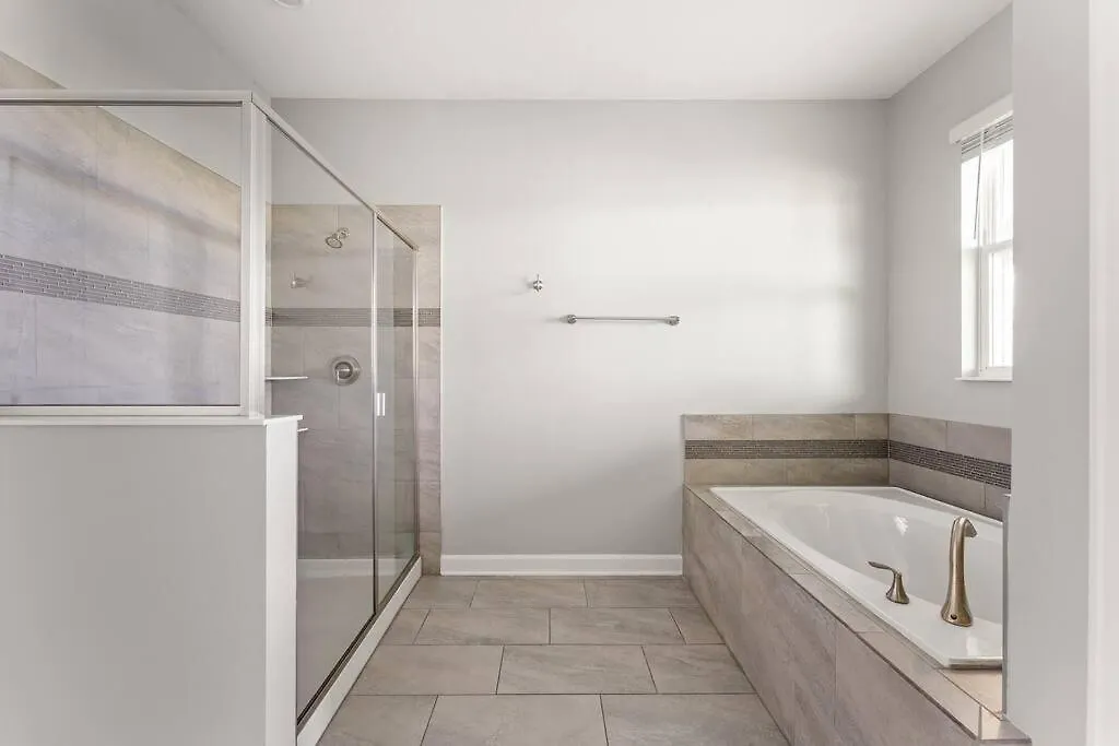 Lakefront 9br Pool Near World *