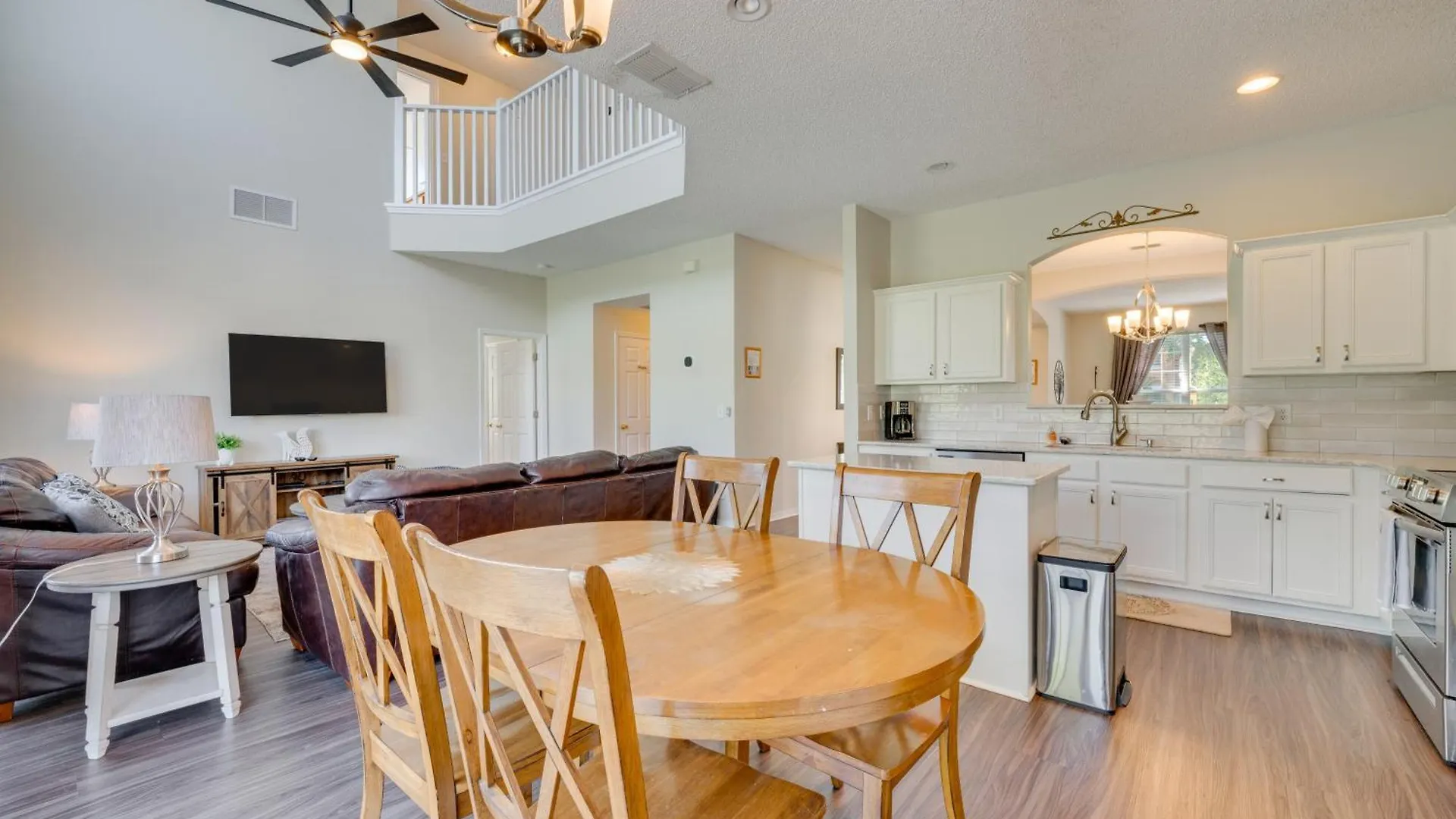 Semesterbostad Emerald Island Retreat With Pool About 5 Mi To Disney!